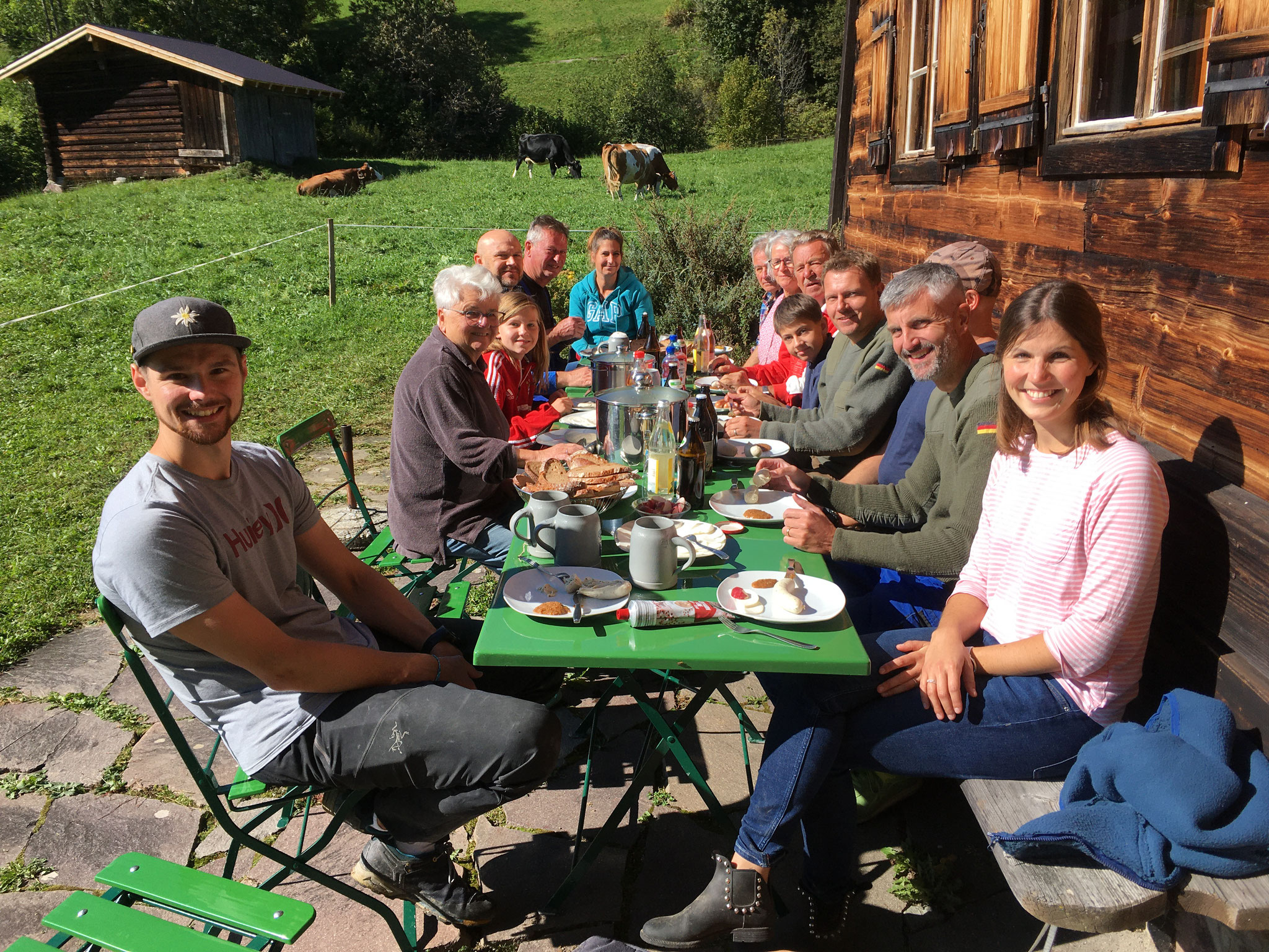 Brotzeit beim Hüttenstöbern